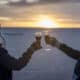 Fotografía del 22 de diciembre de 2024 de turistas celebrando en el salar de Uyuni (Bolivia). EFE/ Esteban Biba