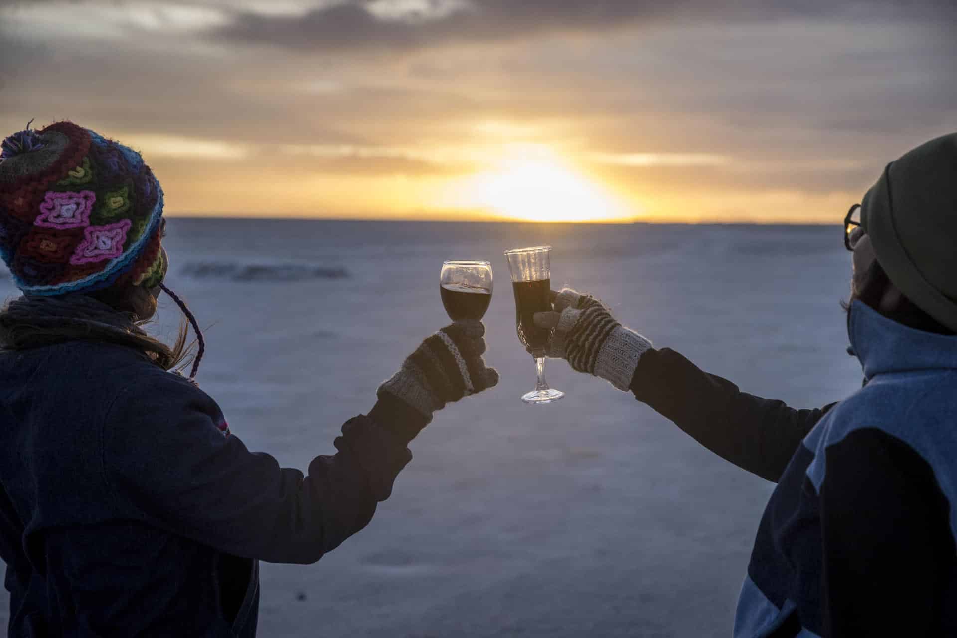 Fotografía del 22 de diciembre de 2024 de turistas celebrando en el salar de Uyuni (Bolivia). EFE/ Esteban Biba