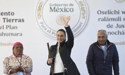 Fotografía cedida por la Presidencia de México de la presidenta Claudia Sheinbaum (c), durante un acto protocolario en la Sierra Tarahumara, en el estado de Chihuahua (México). EFE/ Presidencia de México /SOLO USO EDITORIAL/SOLO DISPONIBLE PARA ILUSTRAR LA NOTICIA QUE ACOMPAÑA (CRÉDITO OBLIGATORIO)MÁXIMA CALIDAD DISPONIBLE