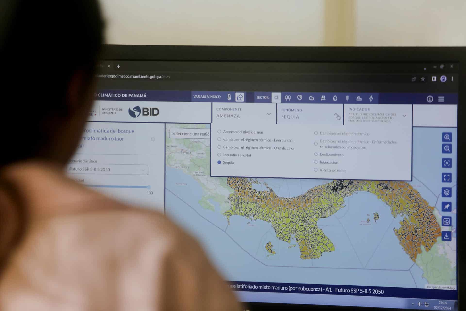 Una persona observa un "atlas interactivo" este lunes en Ciudad de Panamá (Panamá). EFE/Carlos Lemos