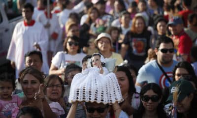 Devotos participan en una procesión con imágenes de niños durante la celebración de los Santos Inocentes este sábado, en Antiguo Cuscatlán (El Salvador). EFE/ Rodrigo Sura