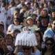 Devotos participan en una procesión con imágenes de niños durante la celebración de los Santos Inocentes este sábado, en Antiguo Cuscatlán (El Salvador). EFE/ Rodrigo Sura