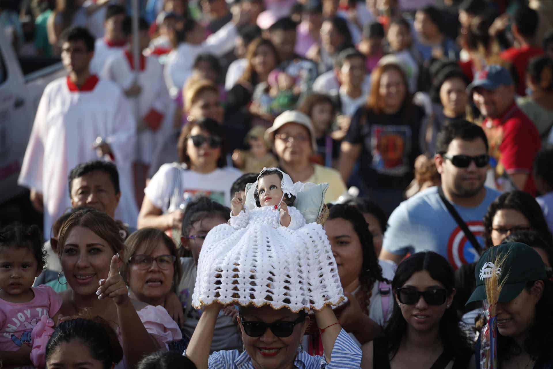 Devotos participan en una procesión con imágenes de niños durante la celebración de los Santos Inocentes este sábado, en Antiguo Cuscatlán (El Salvador). EFE/ Rodrigo Sura