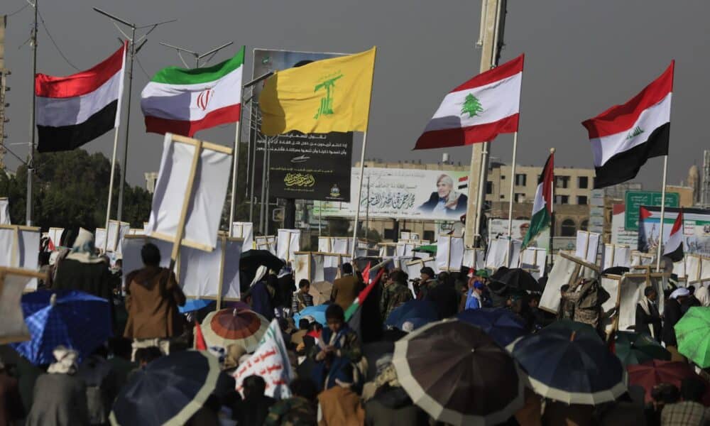 Sana'a (Yemen), 20/12/2024.- Houthi supporters wave flags (L-R) of Yemen, Iran, Hezbollah, Lebanon, Palestine and Iraq during an anti-US and anti-Israel protest in Sana'a, Yemen, 20 December 2024. Yemen's Houthis have attacked Israel with several drones, in a joint operation with Iranian-backed Iraqi militias, a day after Israel and the Houthis launched retaliatory strikes, Houthis' military spokesman Yahya Sarea said in a statement. (Protestas, Líbano, Hizbulá/Hezbolá) EFE/EPA/YAHYA ARHAB