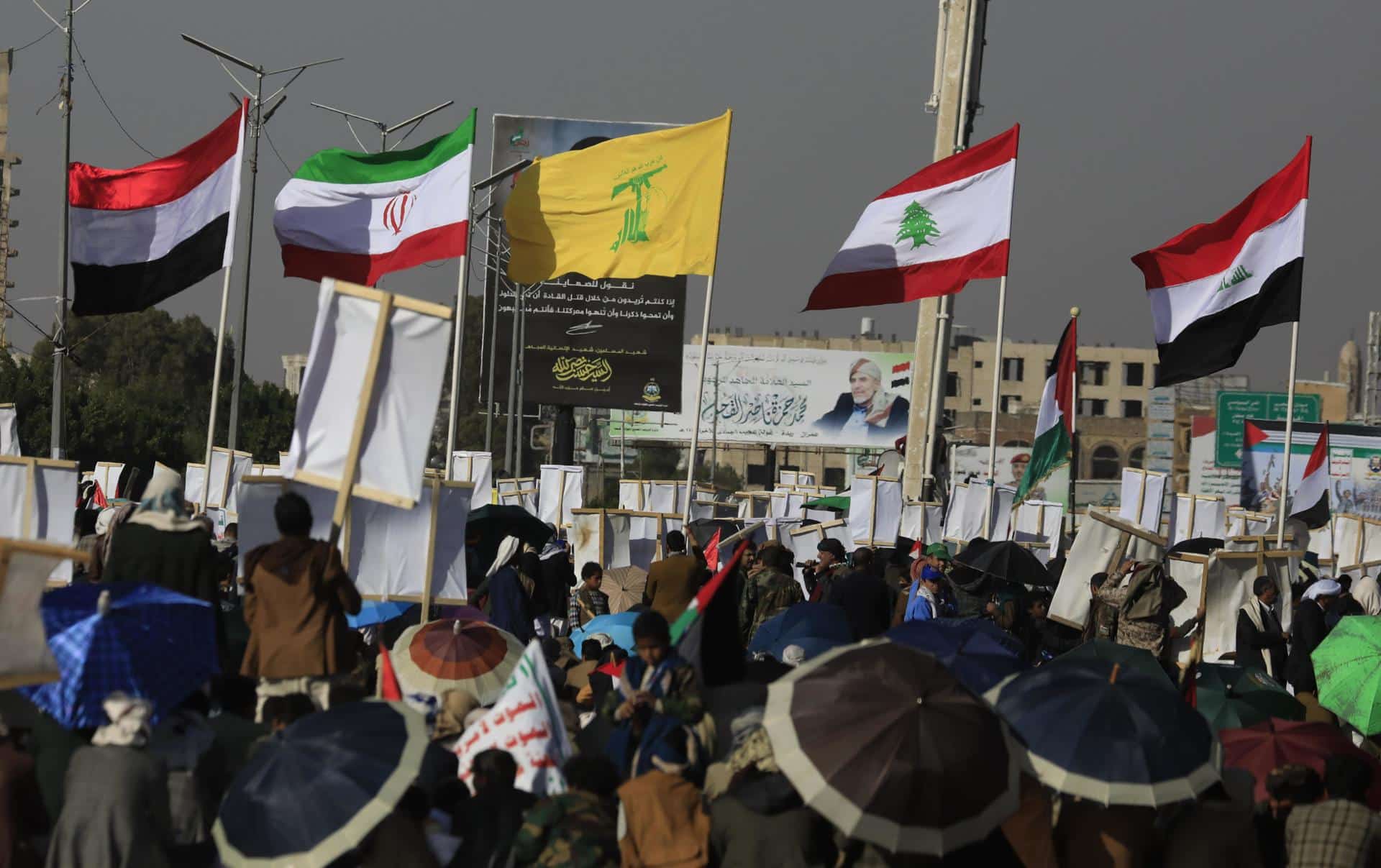 Sana'a (Yemen), 20/12/2024.- Houthi supporters wave flags (L-R) of Yemen, Iran, Hezbollah, Lebanon, Palestine and Iraq during an anti-US and anti-Israel protest in Sana'a, Yemen, 20 December 2024. Yemen's Houthis have attacked Israel with several drones, in a joint operation with Iranian-backed Iraqi militias, a day after Israel and the Houthis launched retaliatory strikes, Houthis' military spokesman Yahya Sarea said in a statement. (Protestas, Líbano, Hizbulá/Hezbolá) EFE/EPA/YAHYA ARHAB