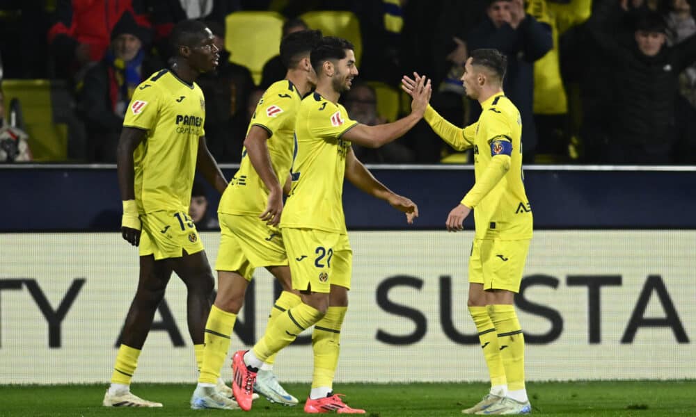 El delantero del Villarreal Ayozé Pérez (2-d) celebra con sus compañeros tras marcar ante el Rayo, durante el partido de LaLiga que Villarreal CF y Rayo Vallecano disputan en el estadio de La Cerámica. EFE/Andreu Esteban