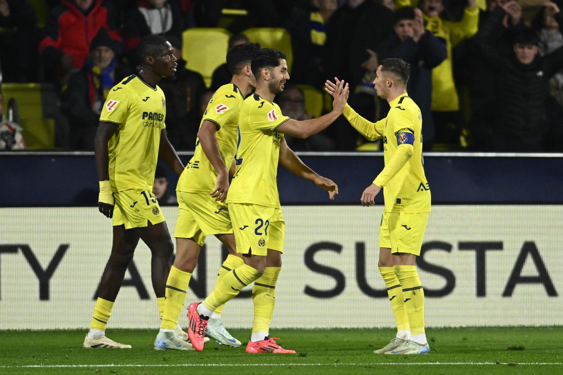 El delantero del Villarreal Ayozé Pérez (2-d) celebra con sus compañeros tras marcar ante el Rayo, durante el partido de LaLiga que Villarreal CF y Rayo Vallecano disputan en el estadio de La Cerámica. EFE/Andreu Esteban