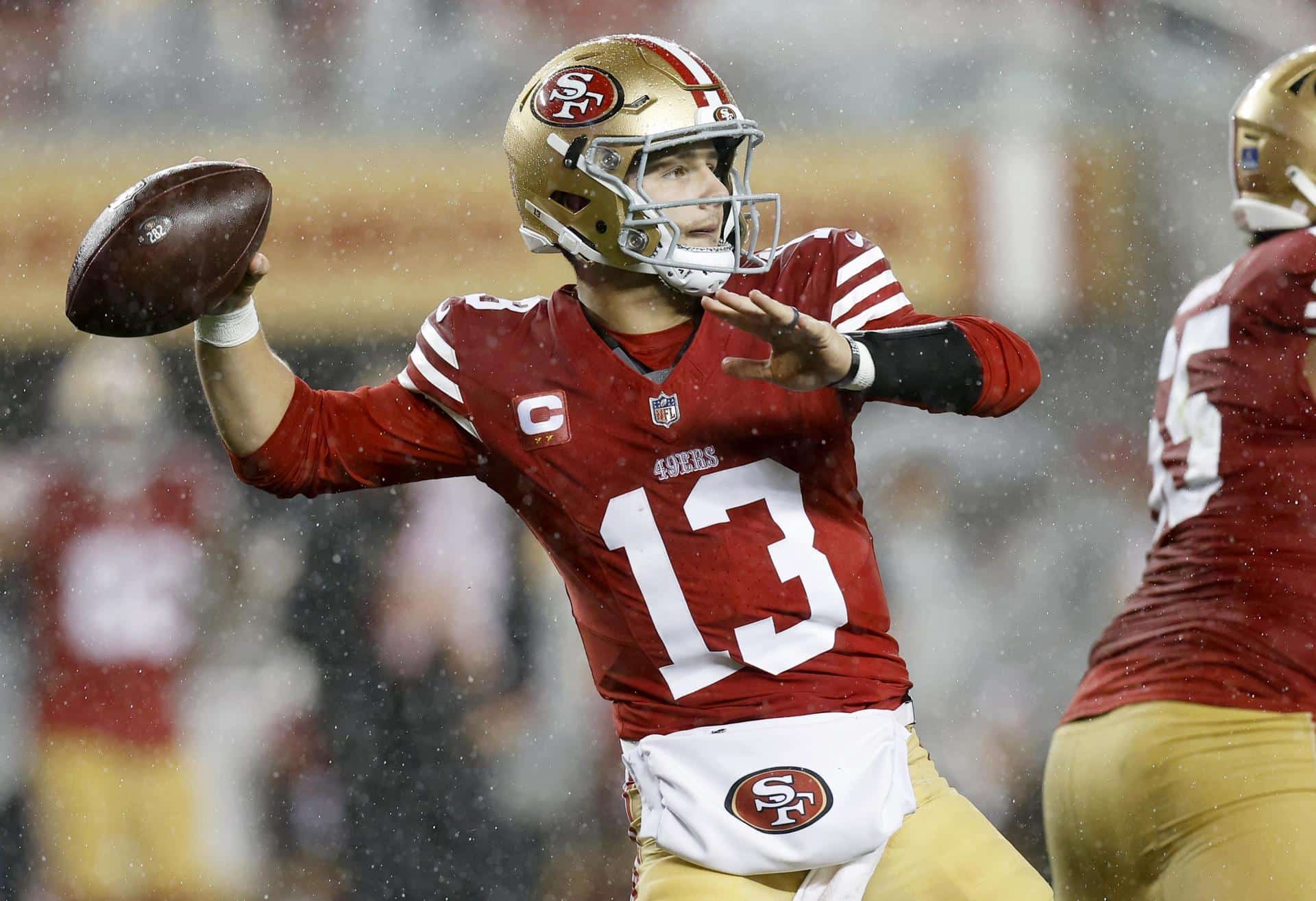 Fotografía de archivo, tomada el pasado 12 de diciembre, en la que se registró al mariscal de campo de los San Francisco 49ers, Brock Purdy, durante un partido de la NFL contra Los Ángeles Rams, en Santa Clara (CA, EE.UU.). EFE/John G. Mabanglo