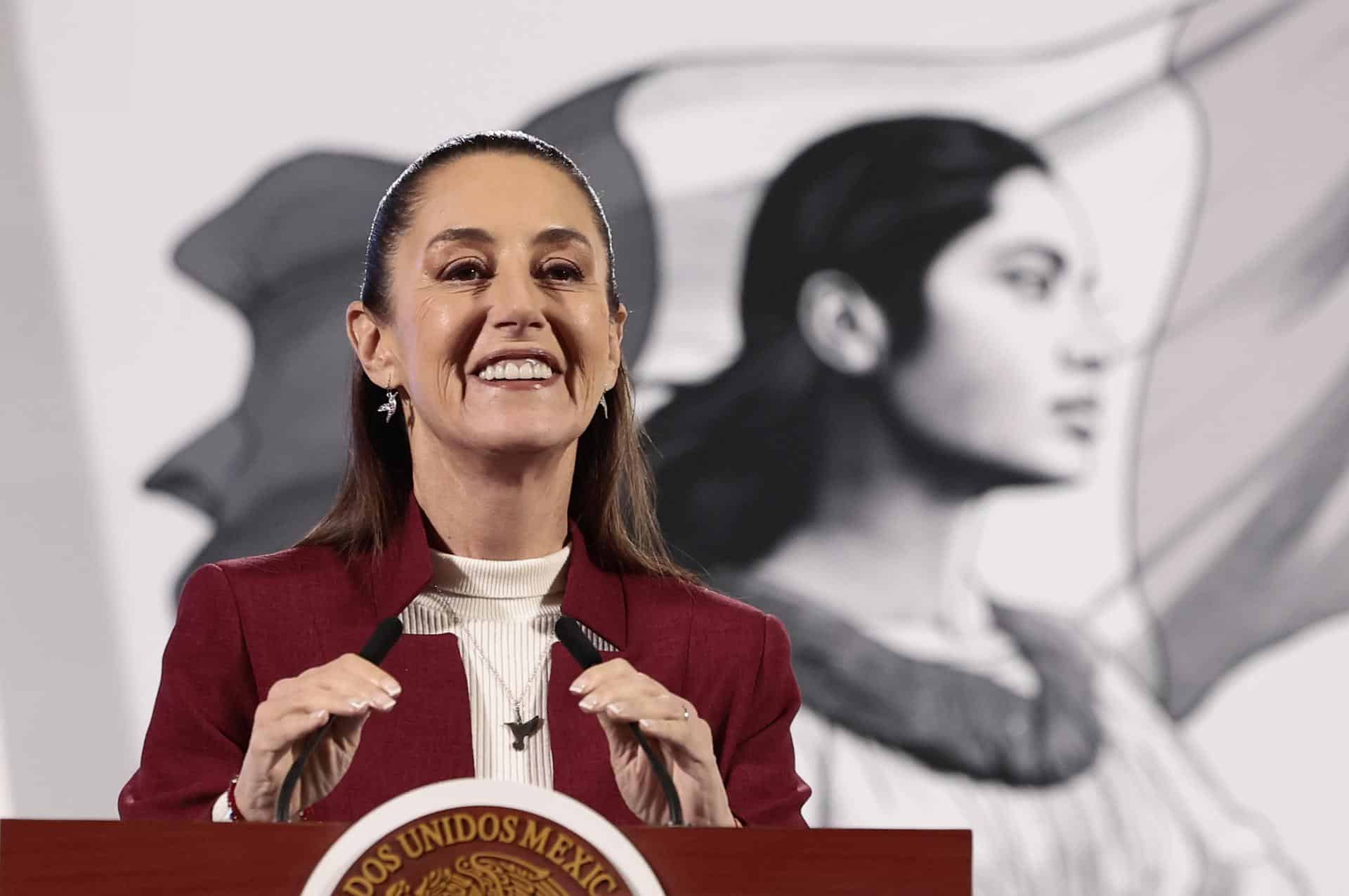 La presidenta de México, Claudia Sheinbaum, participa este jueves durante una rueda de prensa en Palacio Nacional de la Ciudad de México (México). EFE/José Méndez