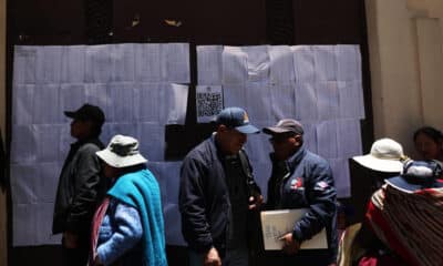 Personas esperan en una fila para obtener certificados de impedimento de sufragio este lunes, en La Paz (Bolivia). EFE/ Luis Gandarillas