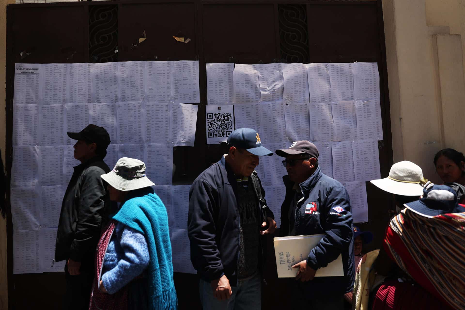 Personas esperan en una fila para obtener certificados de impedimento de sufragio este lunes, en La Paz (Bolivia). EFE/ Luis Gandarillas