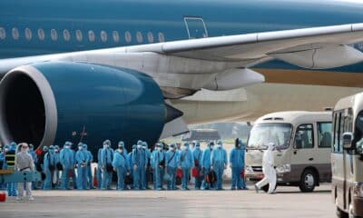 Una fotografía de archivo de un vuelo que trajo a trabajadores vietnamitas contagiados con el coronavirus de la covid-19 en Guinea Ecuatorial en 2020. EFE/EPA/STRINGER VIETNAM OUT[VIETNAM OUT]