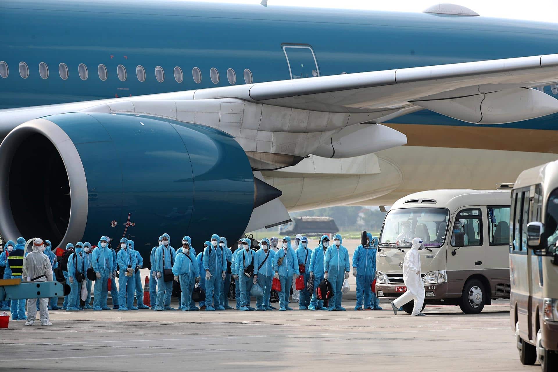 Una fotografía de archivo de un vuelo que trajo a trabajadores vietnamitas contagiados con el coronavirus de la covid-19 en Guinea Ecuatorial en 2020. EFE/EPA/STRINGER VIETNAM OUT[VIETNAM OUT]