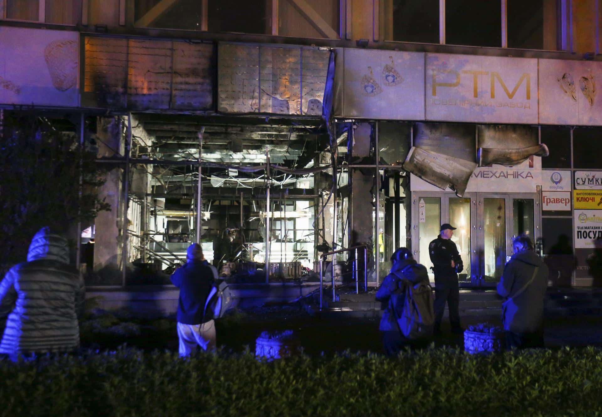 Varias personas miran un edificio dañado por un dron ruso en Kiev, en una imagen de archivo. EFE/EPA/STEPAN FRANKO