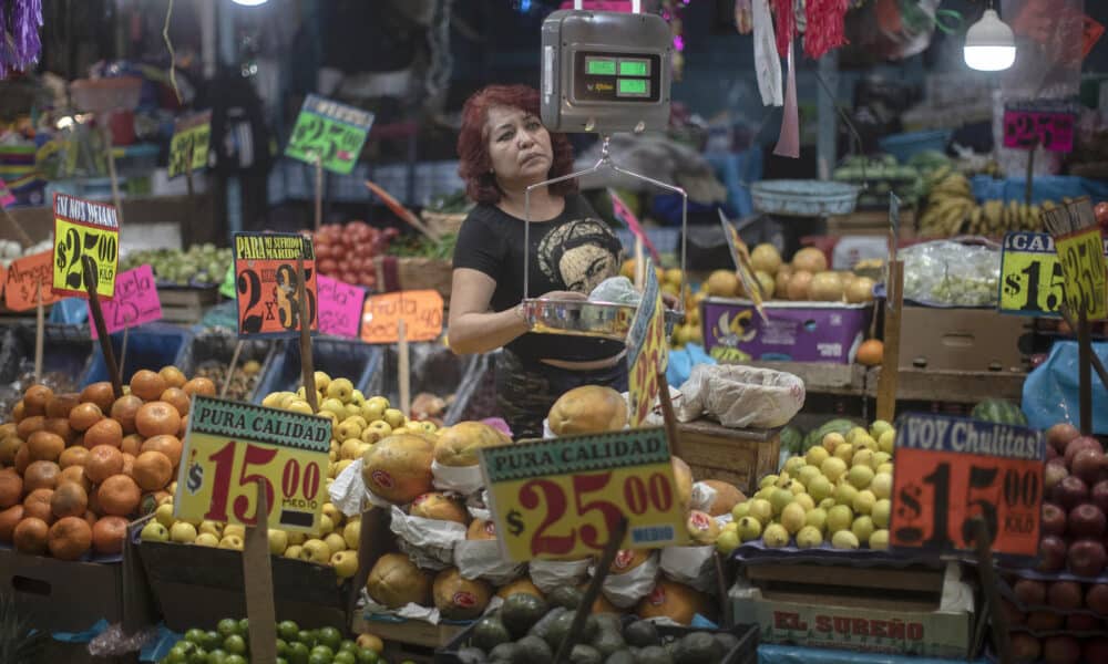 Fotografía de archivo de una mujer comprando verduras en el Mercado de Jamaica, en Ciudad de México (México). EFE/ Isaac Esquivel