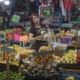 Fotografía de archivo de una mujer comprando verduras en el Mercado de Jamaica, en Ciudad de México (México). EFE/ Isaac Esquivel