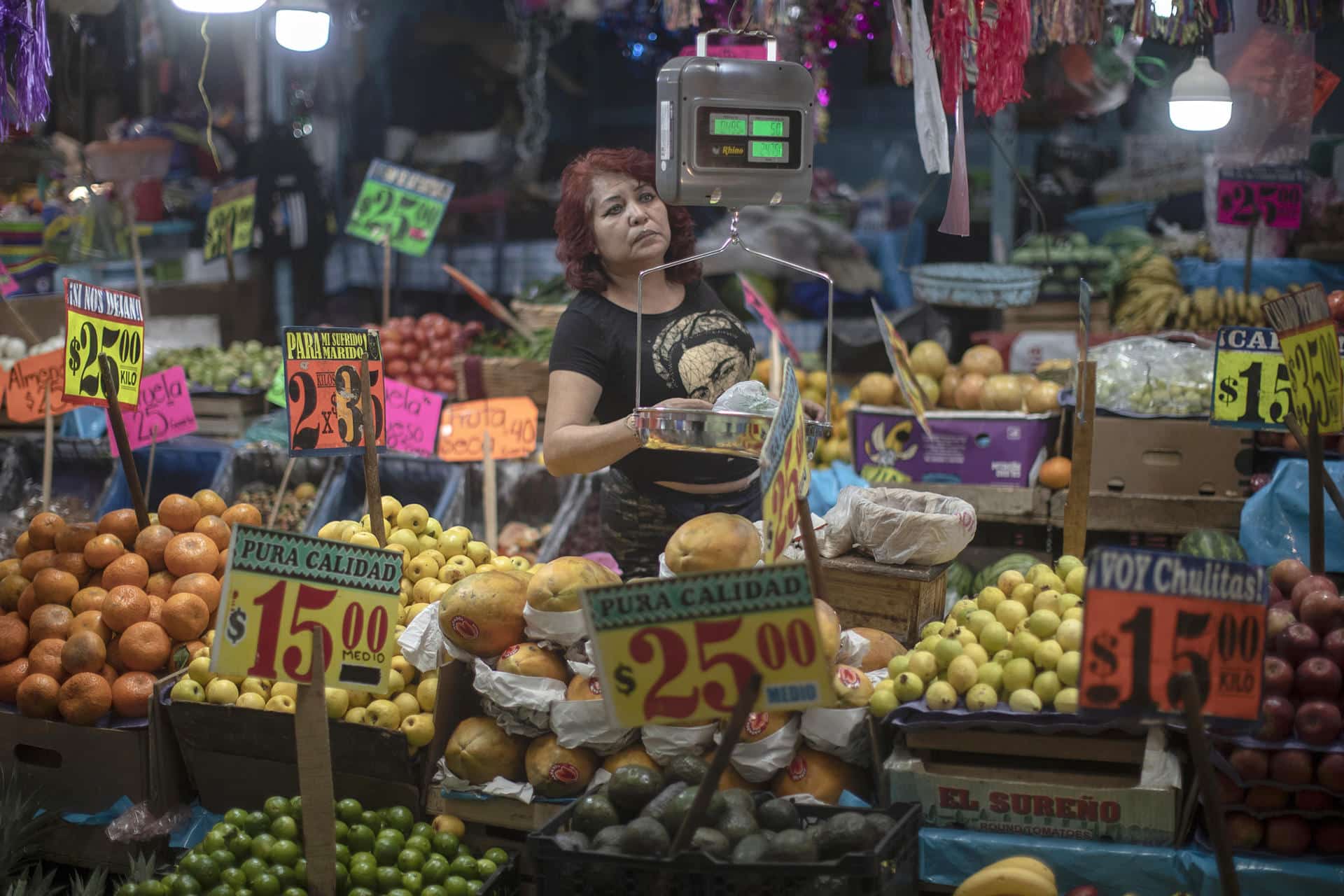 Fotografía de archivo de una mujer comprando verduras en el Mercado de Jamaica, en Ciudad de México (México). EFE/ Isaac Esquivel