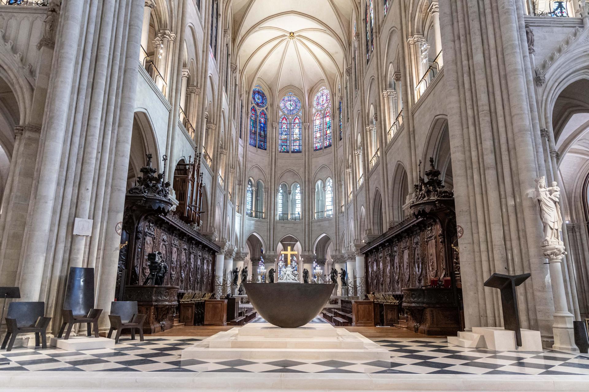 Imagen del 29 de noviembre de 2024 del interior de Notre Dame. EFE/EPA/CHRISTOPHE PETIT TESSON / POOL