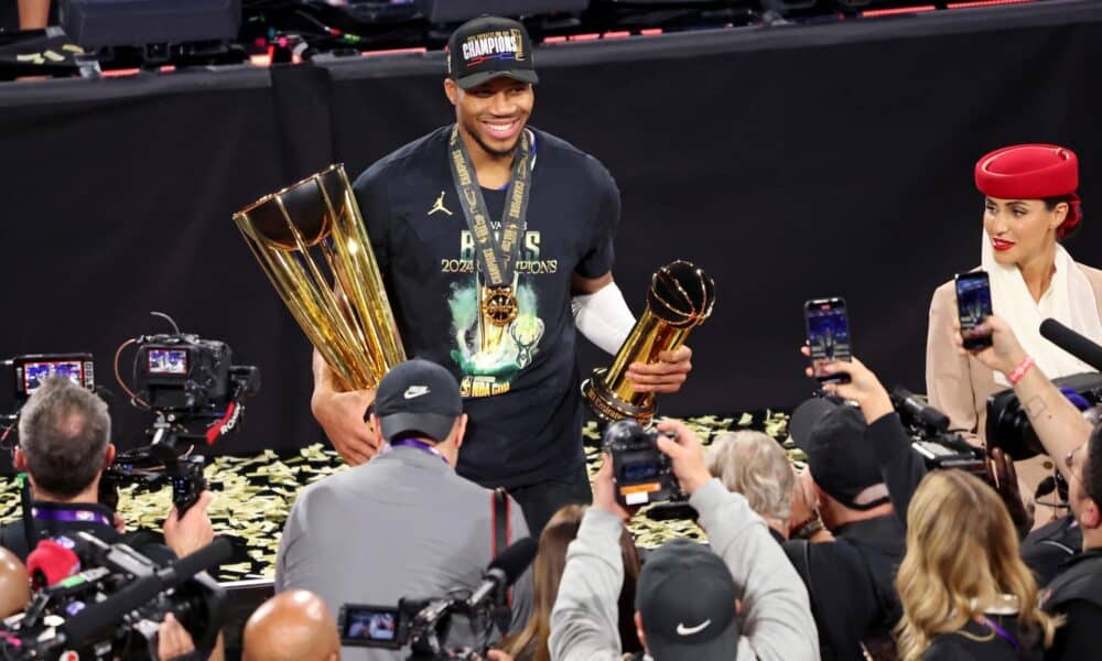 El ala-pívot de Milwaukee Bucks, Giannis Antetokounmpo, fue proclamado este martes como MVP de la NBA  un triple doble de 26 puntos, 19 rebotes y diez asistencias. EFE/EPA/RONDA CHURCHILL SHUTTERSTOCK