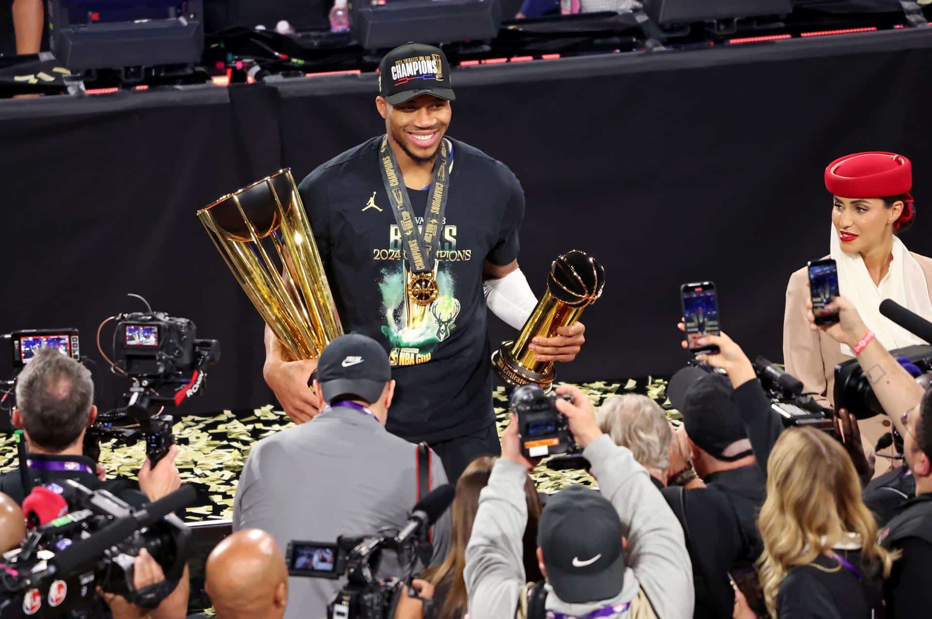 El ala-pívot de Milwaukee Bucks, Giannis Antetokounmpo, fue proclamado este martes como MVP de la NBA  un triple doble de 26 puntos, 19 rebotes y diez asistencias. EFE/EPA/RONDA CHURCHILL SHUTTERSTOCK