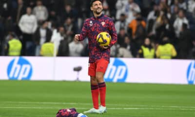 El defensa del Sevilla Jesús Navas en el calentamiento previo al partido de LaLiga entre el Real Madrid y el Sevilla, este domingo en el estadio Santiago Bernabéu. EFE/ Fernando Villar