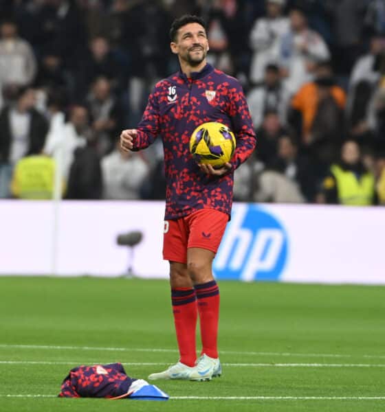 El defensa del Sevilla Jesús Navas en el calentamiento previo al partido de LaLiga entre el Real Madrid y el Sevilla, este domingo en el estadio Santiago Bernabéu. EFE/ Fernando Villar