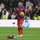 El defensa del Sevilla Jesús Navas en el calentamiento previo al partido de LaLiga entre el Real Madrid y el Sevilla, este domingo en el estadio Santiago Bernabéu. EFE/ Fernando Villar