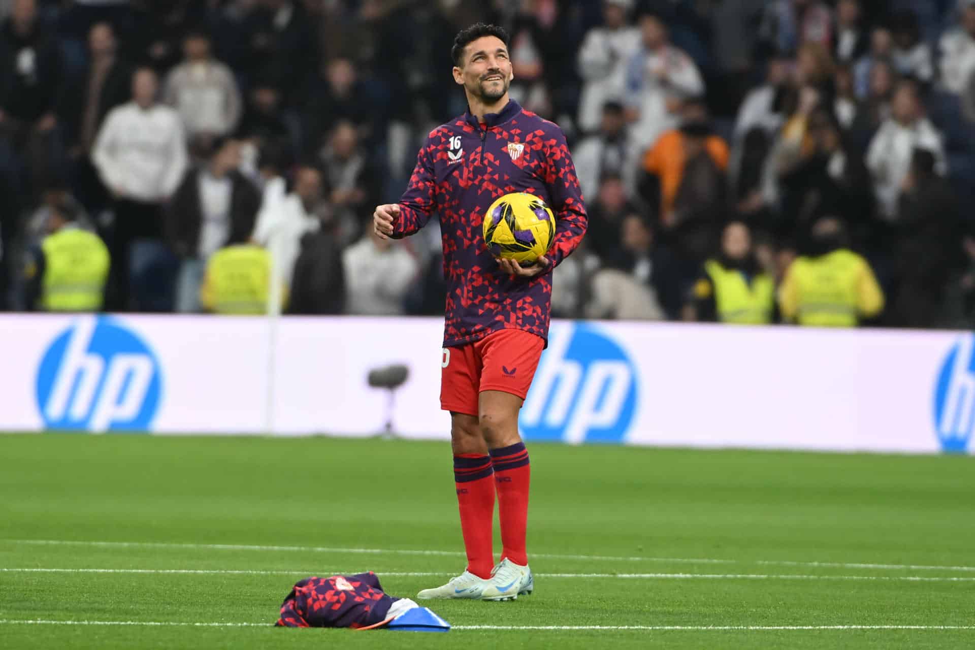 El defensa del Sevilla Jesús Navas en el calentamiento previo al partido de LaLiga entre el Real Madrid y el Sevilla, este domingo en el estadio Santiago Bernabéu. EFE/ Fernando Villar