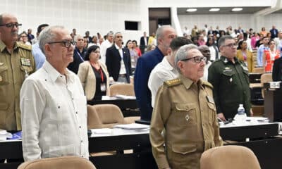 Fotografía cedida por Estudio Revolución donde se observa al General de Ejército Raúl Castro (d), durante el inicio del cuarto periodo de sesiones ordinarias de la Asamblea Nacional del Poder Popular (parlamento), en su décima legislatura, en el Palacio de Convenciones este miércoles, de La Habana (Cuba). Cuba reconoció que su amplia batería de medidas anticrisis, anunciadas hace un año e implementadas durante 2024, no ha "avanzado lo necesario" y solo ha arrojado "discretos resultados". EFE/ Estudio Revolución