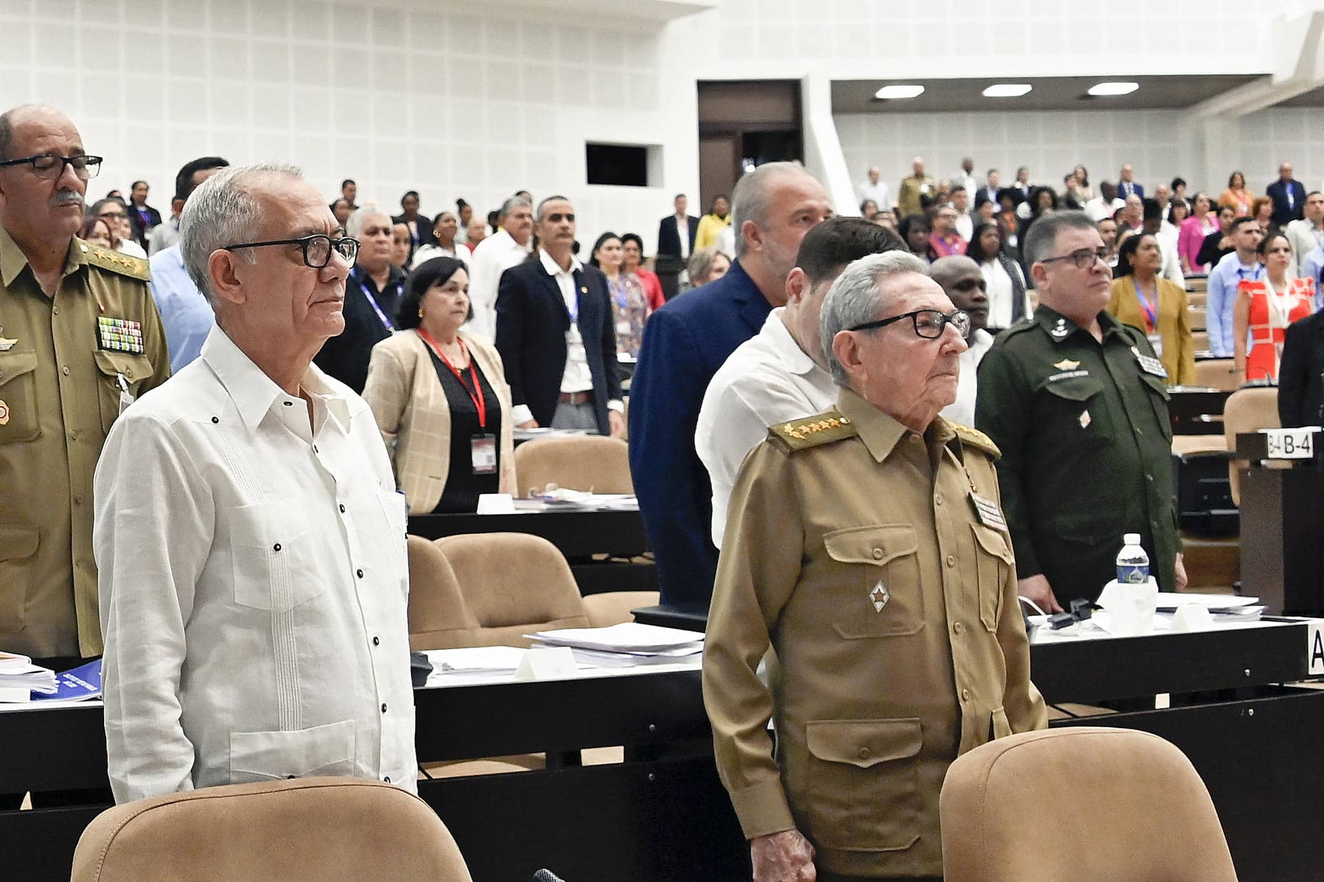 Fotografía cedida por Estudio Revolución donde se observa al General de Ejército Raúl Castro (d), durante el inicio del cuarto periodo de sesiones ordinarias de la Asamblea Nacional del Poder Popular (parlamento), en su décima legislatura, en el Palacio de Convenciones este miércoles, de La Habana (Cuba). Cuba reconoció que su amplia batería de medidas anticrisis, anunciadas hace un año e implementadas durante 2024, no ha "avanzado lo necesario" y solo ha arrojado "discretos resultados". EFE/ Estudio Revolución