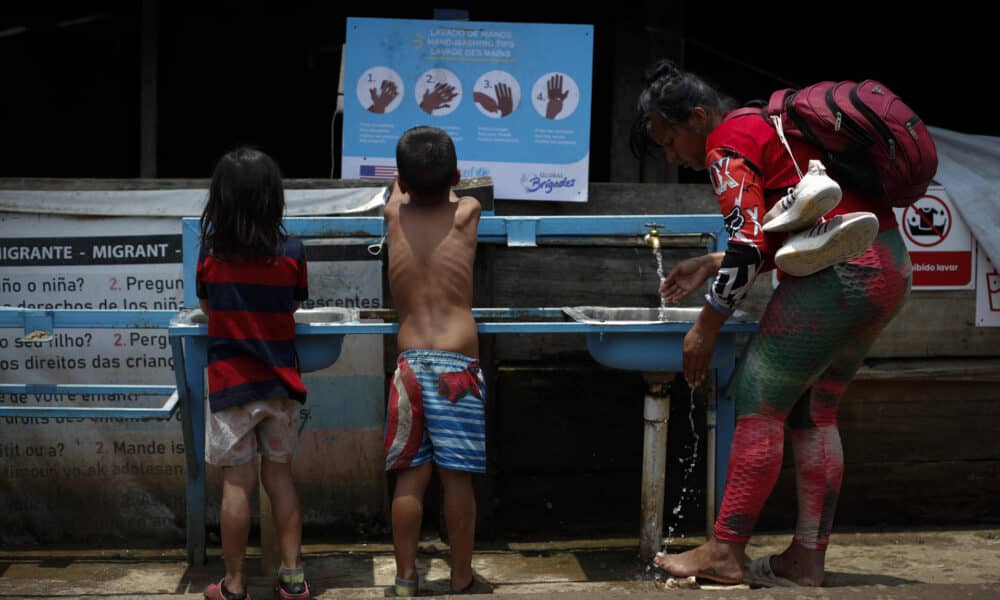 Imagen de archivo de un par de niños en una estación migratoria luego de cruzar la selva del Darién con rumbo a los Estados Unidos. EFE/ Bienvenido Velasco