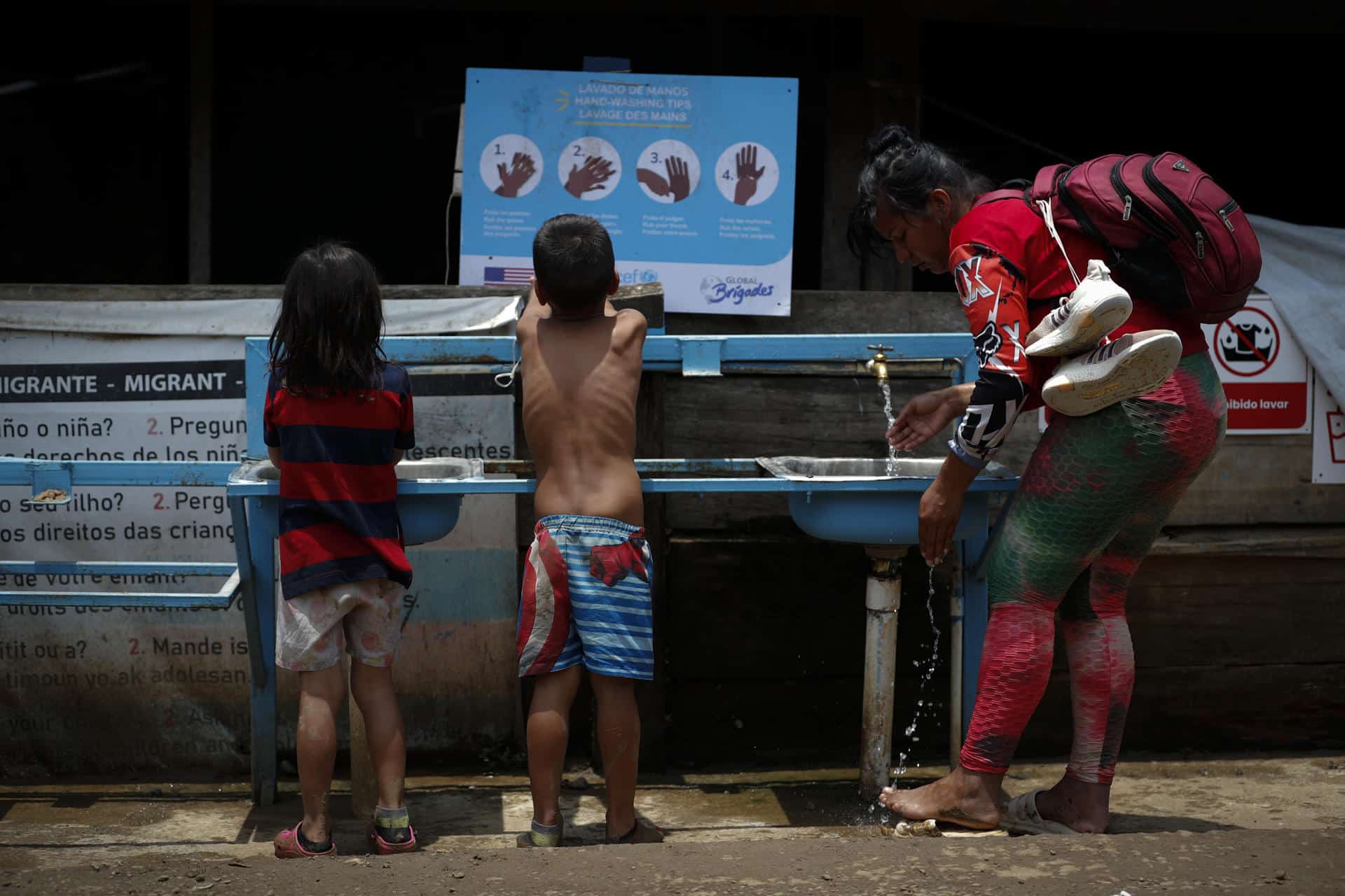 Imagen de archivo de un par de niños en una estación migratoria luego de cruzar la selva del Darién con rumbo a los Estados Unidos. EFE/ Bienvenido Velasco