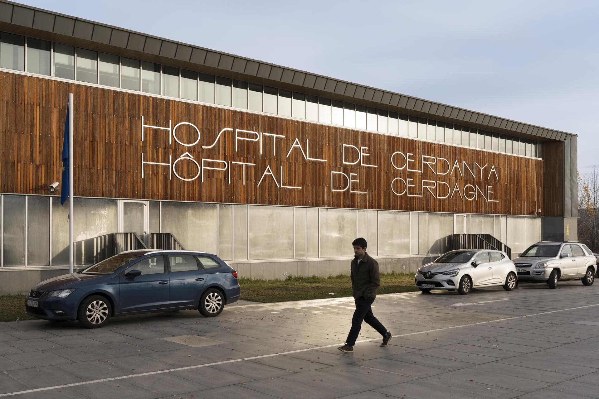 Aspecto este lunes del hospital transfronterizo de la Cerdanya, en Puigcerdà (Girona), el que ha atendido a la mayoría de heridos en el accidente de un autocar español este pasado domingo en Francia, en el que fallecieron dos personas, derivará esta mañana a sus domicilios a los cuatro últimos pacientes que permanecían en el centro.EFE/ David Borrat