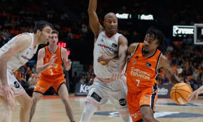 El jugador del Valencia Basket Chris Jones (dcha) controla el balón ante el jugador del Hiopos Lleida Kenny Hasbrouck (2d), durante el partido de la jornada 14 de la Liga Endesa disputado en el pabellón de la Fuente de San Luis de Valencia. EFE/Miguel Ángel Polo