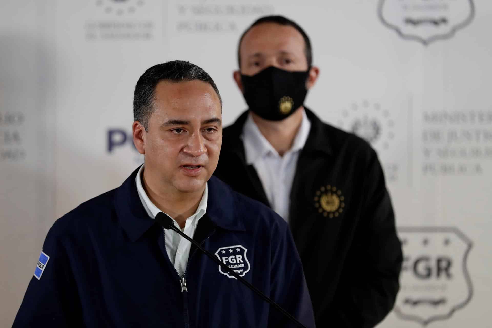 Fotografía de archivo del fiscal general de El Salvador, Rodolfo Delgado, durante una rueda de prensa en la División Central de Investigaciones de la policía, en San Salvador (El Salvador). EFE/ Rodrigo Sura