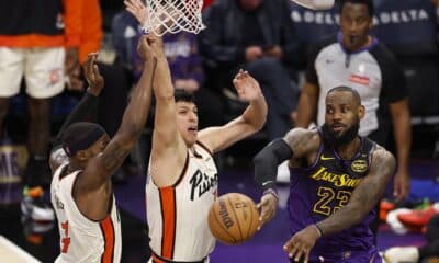 Fotografía de archivo de LeBron James (d), de Los Angeles Lakers. EFE/EPA/CAROLINE BREHMAN