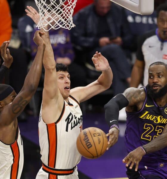 Fotografía de archivo de LeBron James (d), de Los Angeles Lakers. EFE/EPA/CAROLINE BREHMAN