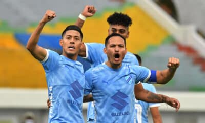 Ramiro Vaca (i), autor del primer gol del Bolívar, celebra su tanto en la final de la liga boliviana ante San Antonio en el estadio Félix Capriles de Cochabamba. EFE/ Jorge Abrego