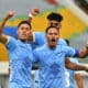 Ramiro Vaca (i), autor del primer gol del Bolívar, celebra su tanto en la final de la liga boliviana ante San Antonio en el estadio Félix Capriles de Cochabamba. EFE/ Jorge Abrego