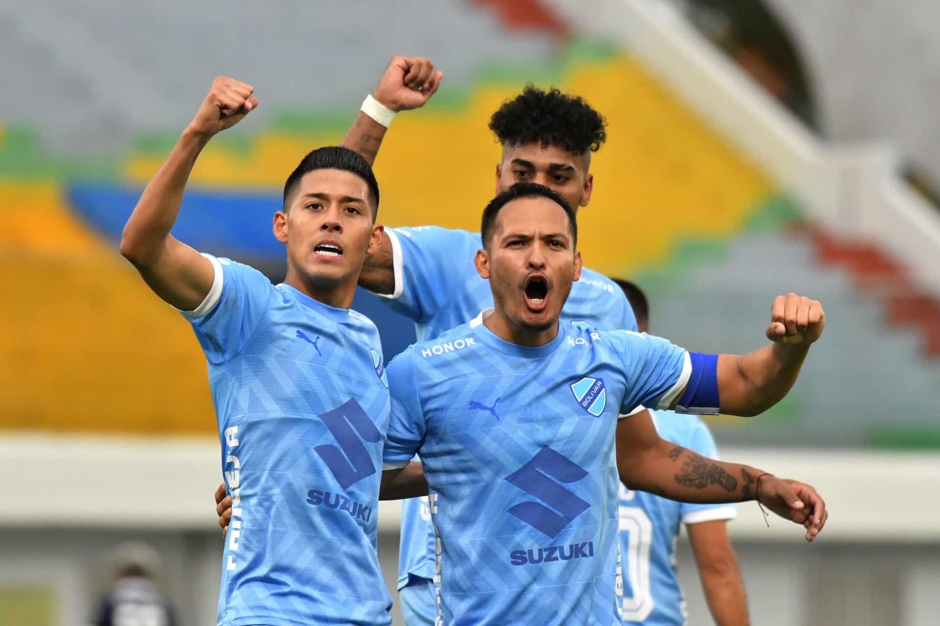 Ramiro Vaca (i), autor del primer gol del Bolívar, celebra su tanto en la final de la liga boliviana ante San Antonio en el estadio Félix Capriles de Cochabamba. EFE/ Jorge Abrego