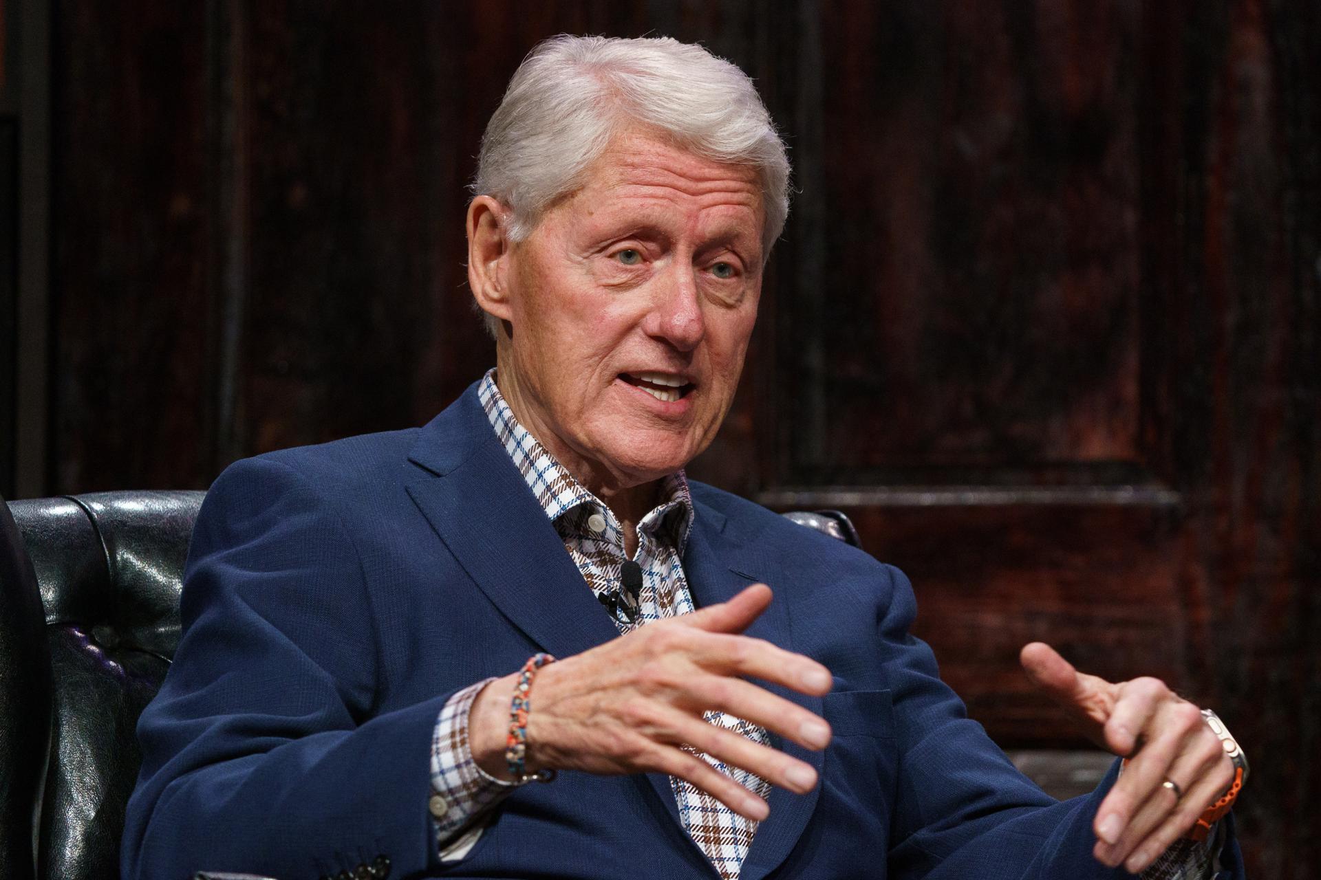 Fotografía de archivo del 21 de noviembre de 2024 del expresidente estadounidense Bill Clinton hablando durante un evento en Washington (Estados Unidos). EFE/ EPA/ Will Oliver