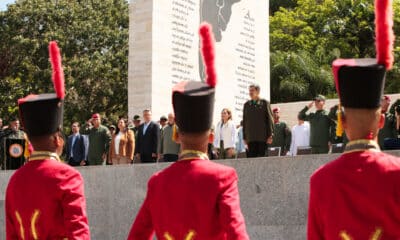 Fotografía cedida por Prensa Miraflores del presidente de Venezuela, Nicolás Maduro (cd), participando durante un acto con la Fuerza Armada Nacional Bolivariana (FANB), este sábado en Caracas (Venezuela). EFE/Prensa Miraflores