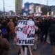 Un manifestante levanta un cartel que dice 'Tus manos están manchadas de sangre' durante una manifestación el 22/12/2024 en Belgrado en demanda de responsabilidades políticas y judiciales por el colapso de la estación de tren en Novi Sad. EFE/EPA/ANDREJ CUKIC