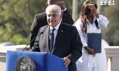 El presidente de Panamá, José Raúl Mulino, habla en la ceremonia conmemorativa por los 25 años de la transferencia del Canal de Panamá este martes, en el edificio de la Administración del Canal en la Ciudad de Panamá (Panamá). EFE/ Eliécer Aizprúa Banfield