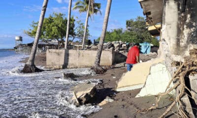 Fotografía del 17 de diciembre de 2024 de un hombre caminando por viviendas destruidas en la costa de la comunidad de Cedeño (Honduras). EFE/ Germán Reyes