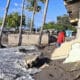 Fotografía del 17 de diciembre de 2024 de un hombre caminando por viviendas destruidas en la costa de la comunidad de Cedeño (Honduras). EFE/ Germán Reyes