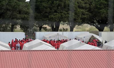 Imagen de este domingo de un centro temporal de atención de extranjeros en la isla atlántica española de El Hierro. EFE/Gelmert Finol