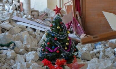 - Un árbol de Navidad entre las ruinas de la dañada iglesia católica melquita de San Jorge, antes de las vacaciones navideñas, en el pueblo de Derdghaya, sur de Líbano, 22 de diciembre de 2024, en medio de un acuerdo de alto el fuego de 60 días entre Israel y Hezbollah. La Iglesia Católica Melquita de San Jorge fue golpeada por un ataque aéreo israelí el 09 de octubre de 2024, durante las hostilidades entre Hezbollah e Israel. (Líbano, Hizbolá/Hezbolá) EFE/EPA/WAEL HAMZEH