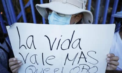 Una persona sostiene una pancarta durante una manifestación frente a la asamblea legislativa en San Salvador (El Salvador). EFE/ Rodrigo Sura