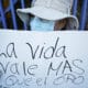 Una persona sostiene una pancarta durante una manifestación frente a la asamblea legislativa en San Salvador (El Salvador). EFE/ Rodrigo Sura